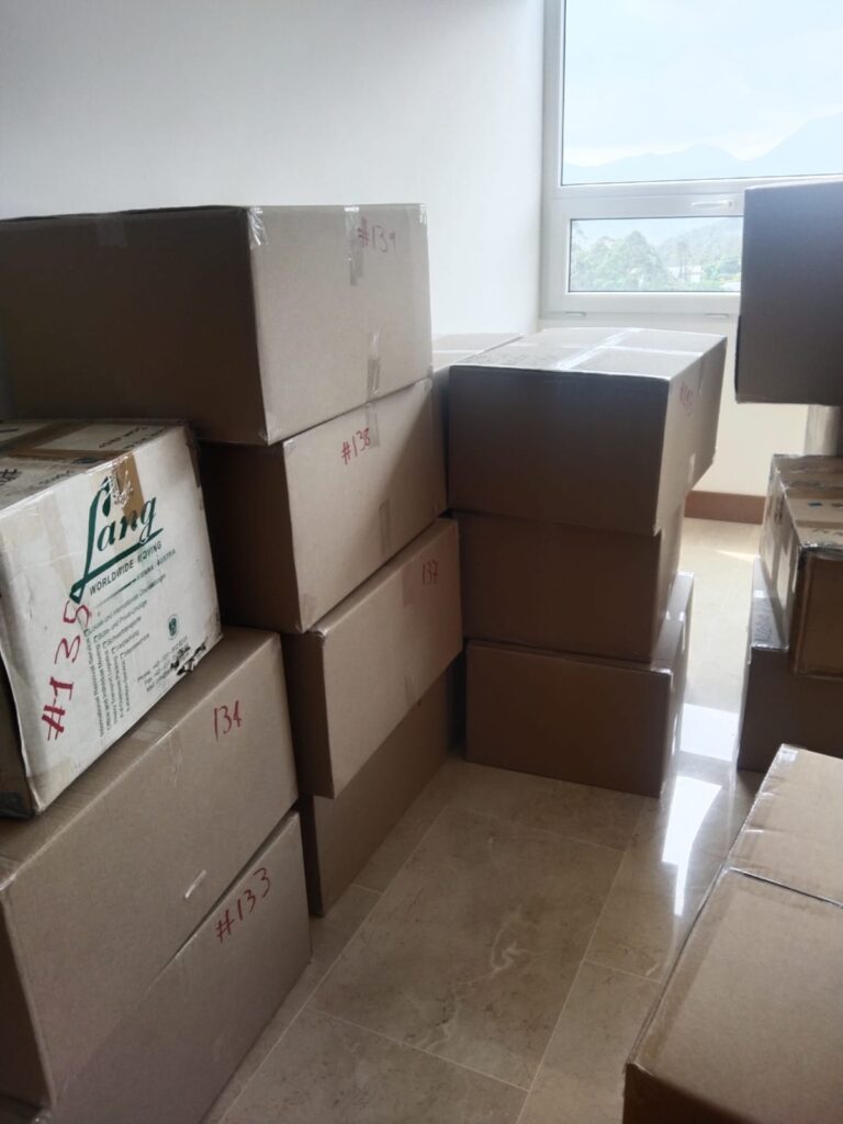 Cajas organizadas y marcadas